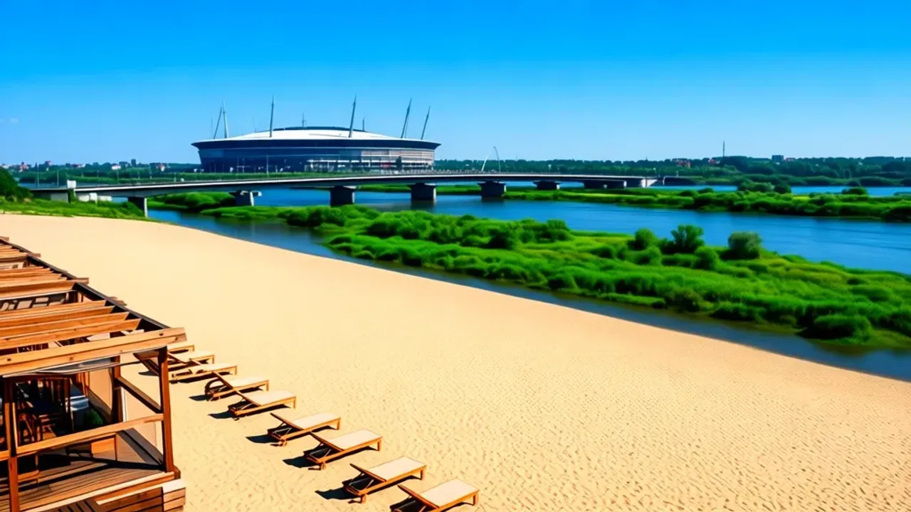 Plaża Poniatówka: jak plażować nad Wisłą i grillować w słoneczne dni? Plaża Poniatówka w Warszawie z widokiem na Stadion Narodowy oraz puste leżaki na drewnianym tarasie.